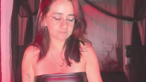 Snapshot of kyliemaxwell chatting on 19, 12, 2025 K Y L I E online show from 19, 12, 2025