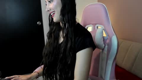 Snapshot of kymgiraldo8 chatting on 16, 12, 2024 Kym Giraldo online show from 16, 12, 2024