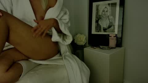 Snapshot of l_blond chatting on 1, 12, 2024 Sara Bella online show from 1, 12, 2024