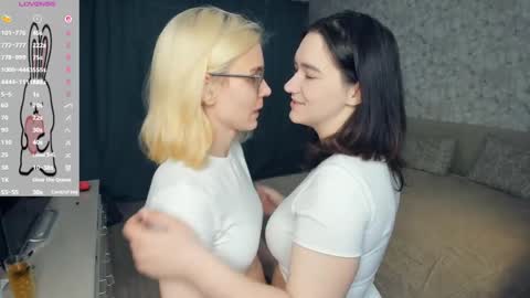 Violet and Isabel online show from 13, 5, 2026