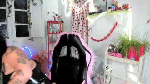 Mia online show from 4, 4, 2026