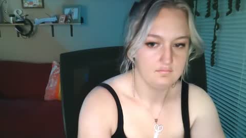 Lainey Darling online show from 26, 6, 2026