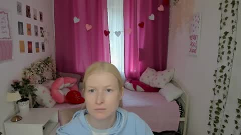 Snapshot of laly_peach chatting on 8, 6, 2026 Laly online show from 8, 6, 2026