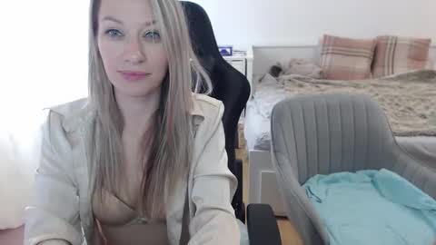 Snapshot of lara_c_rau chatting on 13, 9, 2025 Lara online show from 13, 9, 2025