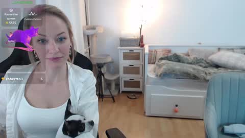 Snapshot of lara_c_rau chatting on 2, 10, 2025 Lara online show from 2, 10, 2025