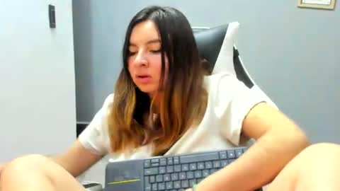 Snapshot of laracat18 chatting on 5, 7, 2026 Lara online show from 5, 7, 2026