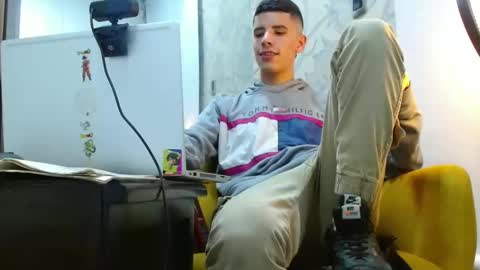 Snapshot of latinoproduction chatting on 1, 11, 2025 latinoproduction online show from 1, 11, 2025