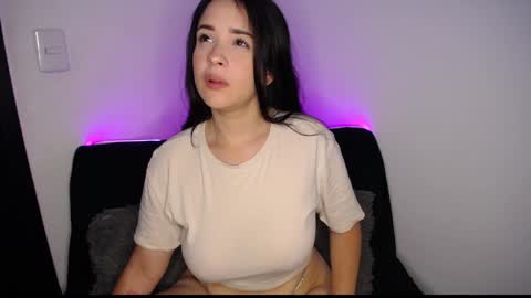 Snapshot of lau_24 chatting on 5, 1, 2025 lau_24 online show from 5, 1, 2025