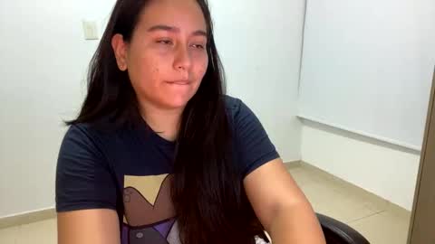 Snapshot of laura_d23 chatting on 14, 10, 2025 laura online show from 14, 10, 2025