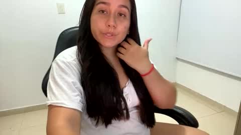 Snapshot of laura_d23 chatting on 17, 10, 2025 laura online show from 17, 10, 2025