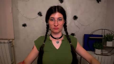 Snapshot of lauradre_ chatting on 9, 5, 2026 Laura online show from 9, 5, 2026