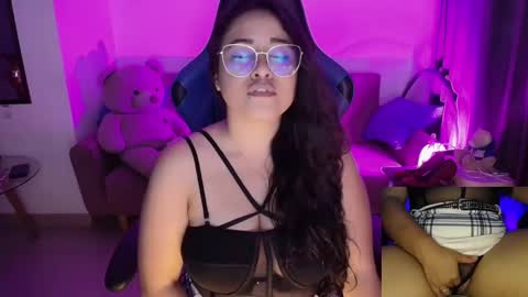 Snapshot of laurahawkes chatting on 1, 3, 2025 laura online show from 1, 3, 2025