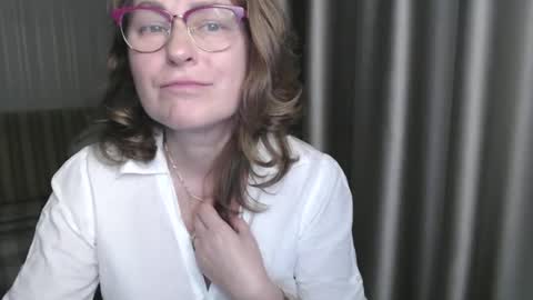 Lauraoven1 online show from 5, 1, 2025