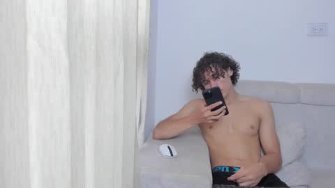 Snapshot of laureent__ chatting on 1, 1, 2025 Laureent online show from 1, 1, 2025