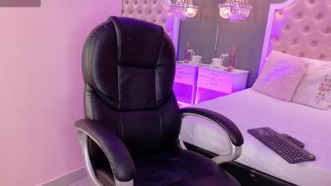 Snapshot of laurenbecker_ chatting on 19, 11, 2025 Lauren online show from 19, 11, 2025