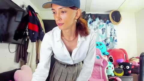 Snapshot of laurencesophiets chatting on 22, 1, 2025 SF online show from 22, 1, 2025