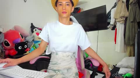 Snapshot of laurencesophiets chatting on 27, 10, 2025 SF online show from 27, 10, 2025