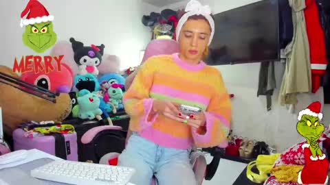 Snapshot of laurencesophiets chatting on 15, 12, 2025 SF online show from 15, 12, 2025