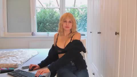 laurendreams online show from 4, 12, 2025