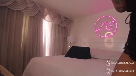 Lauren Saenz online show from 11, 3, 2025