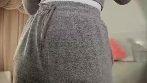 Lauren Saenz online show from 17, 9, 2025