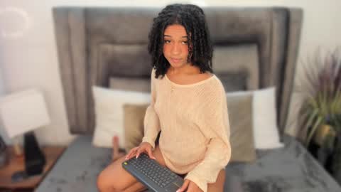 layla_clarke online show from 28, 2, 2025