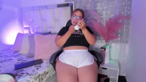 Snapshot of leahbarker chatting on 19, 5, 2026 Leah online show from 19, 5, 2026
