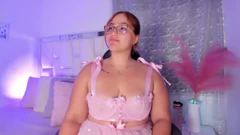 Snapshot of leahbarker chatting on 27, 5, 2026 Leah online show from 27, 5, 2026