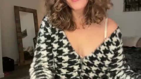 Leah Sparkles online show from 5, 12, 2025