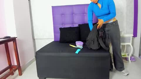 leamoreau__ online show from 11, 11, 2025