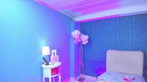 leamoreau__ online show from 20, 12, 2025