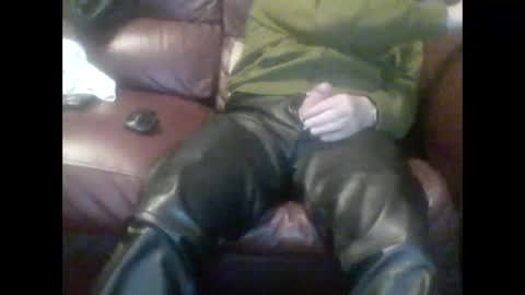 Snapshot of leatherpants68 chatting on 27, 9, 2025 leatherpants68 online show from 27, 9, 2025