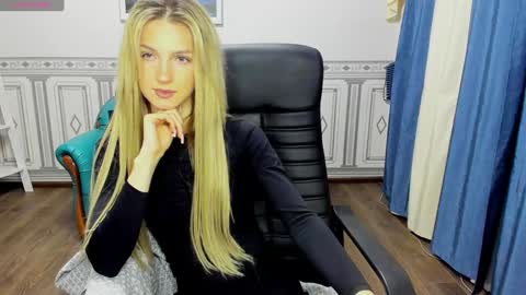 Snapshot of leila_morriss chatting on 23, 12, 2024 Leila Morriss online show from 23, 12, 2024