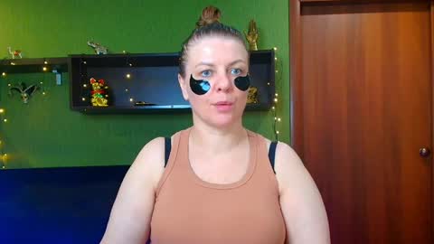 Snapshot of leona_tracie chatting on 2, 5, 2026 Leona tracie online show from 2, 5, 2026