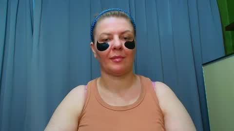 Snapshot of leona_tracie chatting on 7, 5, 2026 Leona tracie online show from 7, 5, 2026