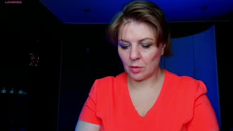 Snapshot of leona_tracie chatting on 8, 5, 2026 Leona tracie online show from 8, 5, 2026