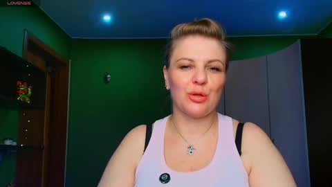 Snapshot of leona_tracie chatting on 20, 5, 2026 Leona tracie online show from 20, 5, 2026