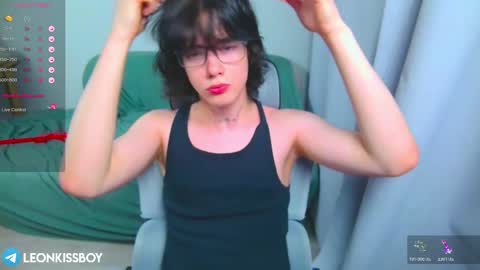 Snapshot of leonkissboy chatting on 3, 4, 2026 leonkissboy online show from 3, 4, 2026