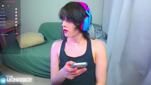 Snapshot of leonkissboy chatting on 4, 4, 2026 leonkissboy online show from 4, 4, 2026