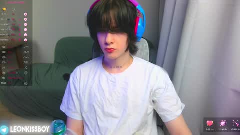 Snapshot of leonkissboy chatting on 5, 4, 2026 leonkissboy online show from 5, 4, 2026