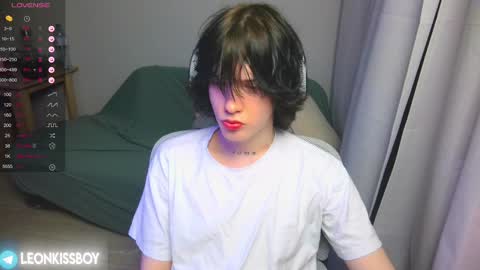 Snapshot of leonkissboy chatting on 6, 4, 2026 leonkissboy online show from 6, 4, 2026