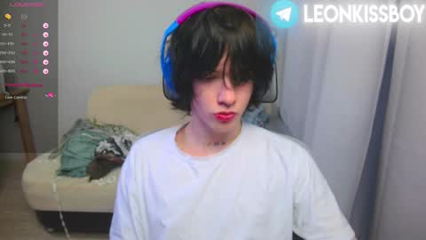 Snapshot of leonkissboy chatting on 10, 4, 2026 leonkissboy online show from 10, 4, 2026