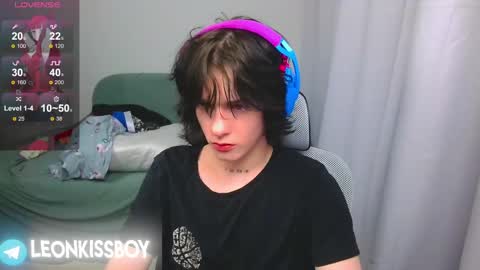 Snapshot of leonkissboy chatting on 15, 4, 2026 leonkissboy online show from 15, 4, 2026