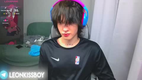 Snapshot of leonkissboy chatting on 16, 4, 2026 leonkissboy online show from 16, 4, 2026