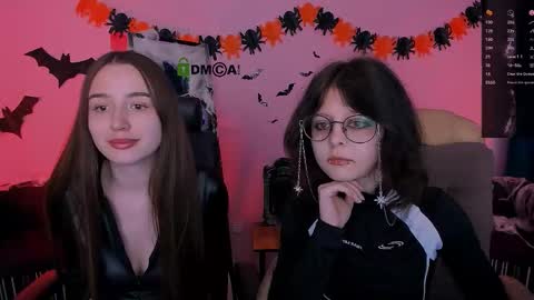 Snapshot of leslie_bird chatting on 23, 10, 2025 leslie_bird online show from 23, 10, 2025