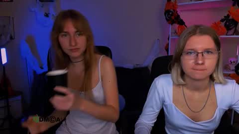 Snapshot of leslie_bird chatting on 28, 10, 2025 leslie_bird online show from 28, 10, 2025