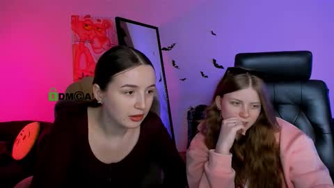 Snapshot of leslie_bird chatting on 5, 11, 2025 leslie_bird online show from 5, 11, 2025