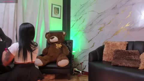 Snapshot of lesly_w chatting on 15, 10, 2025 I am here from Monday to Friday from 730 am to 130 pm Colombia time and saturday from 500 am to 1000 am .... Soon Blue page online show from 15, 10, 2025
