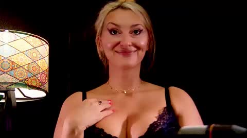 Snapshot of leticiareys chatting on 6, 11, 2025 leticiareys online show from 6, 11, 2025