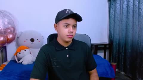 Snapshot of levii_7 chatting on 15, 12, 2025 0600AM-1200PM - online show from 15, 12, 2025